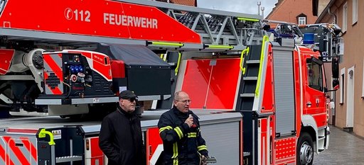 Das Bild zeigt Zirndorfs Bürgermeister Thomas Zwingel und Kommandant Jochen Bernecker vor der neuen Drehleiter der Feuerwehr Zirndorf.
